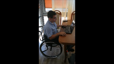 Kuba na wózka przed laptopem