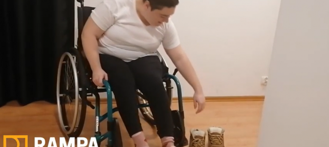 Zakładanie butów na wózku inwalidzkim – Rampowiczka Dorota