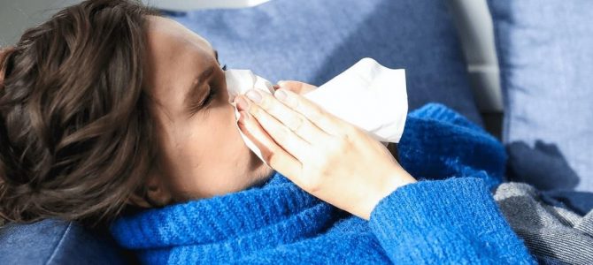 Przeziębienie, a może COVID-19? Sprawdź, co zrobić „krok po kroku”