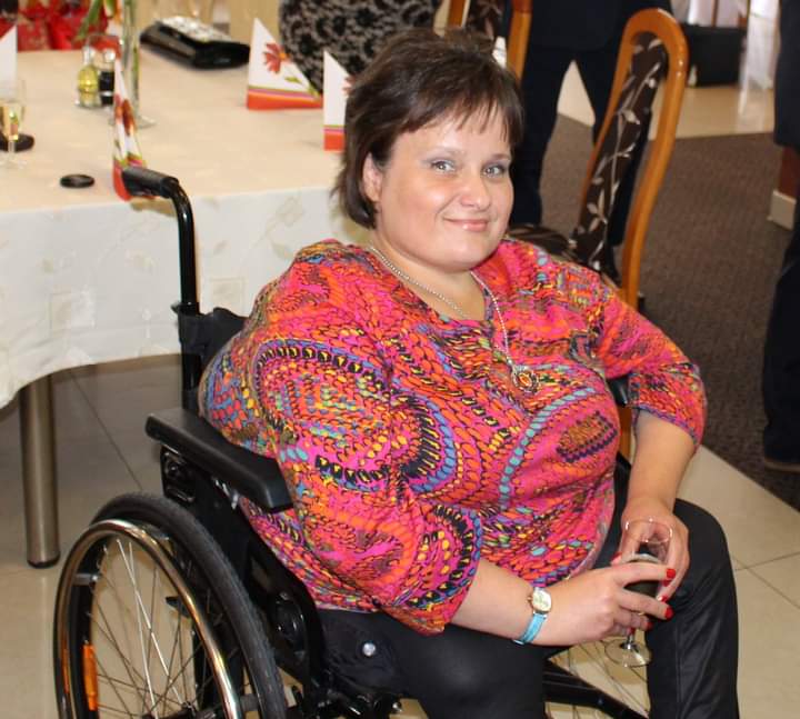 Agnieszka Sobecka siedząca na wózku inwalidzkim opowiada o drodze do samodzielności
